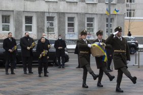 Президент Украины возложил цветы к памятнику Грушевскому
