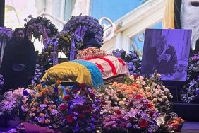 В Грузии прощаются с Вахтангом Кикабидзе, по решению семьи гроб покрыли украинским и грузинским флагами
