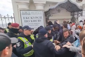 Clash in the Lavra: MP parishioners fought with the police and broke the seal of one of the buildings