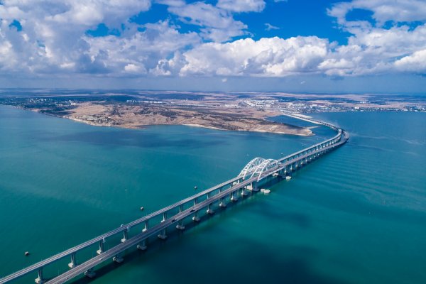 Russia stops using the Crimean bridge to supply its group in Ukraine - The Independent