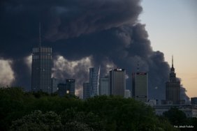 Велика пожежа охопила торговий центр у Варшаві: рятувальні бригади та роботи на місці події