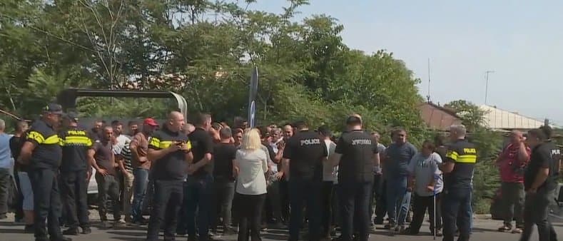 დედოფლისწყაროს სამი სოფლის მოსახლეობა ყურძენზე დაწესებულ ფასს აპროტესტებს