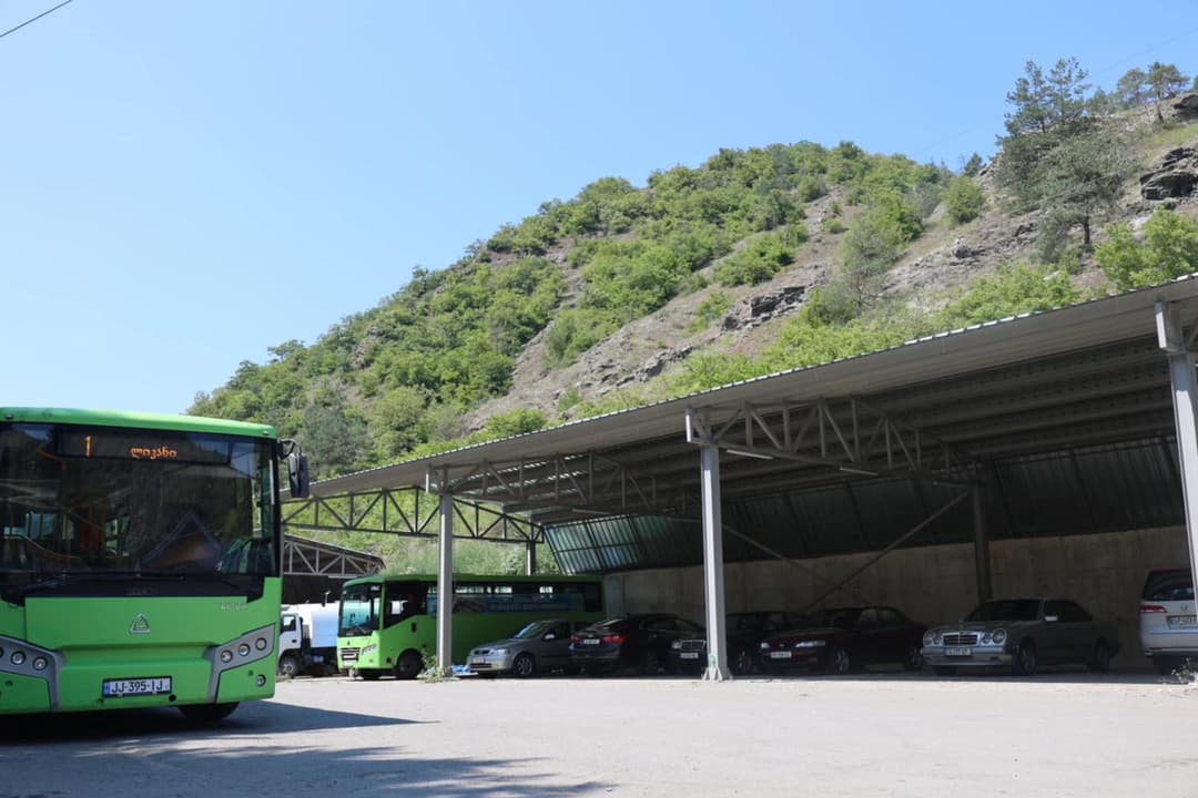 ბორჯომში, მესხეთის ქუჩაზე არსებული ავტობაზის ტერიტორიაზე მდებარე შენობისა და ტერიტორიის რეაბილიტაცია დასრულდა