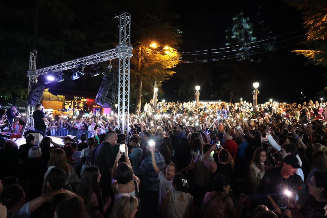 ბორჯომის მუნიციპალიტეტის ინიციატივით, მერაბ კოსტავას სახელობის სკვერში ჯგუფი “გუფი ლენდის” კონცერტი გაიმართა