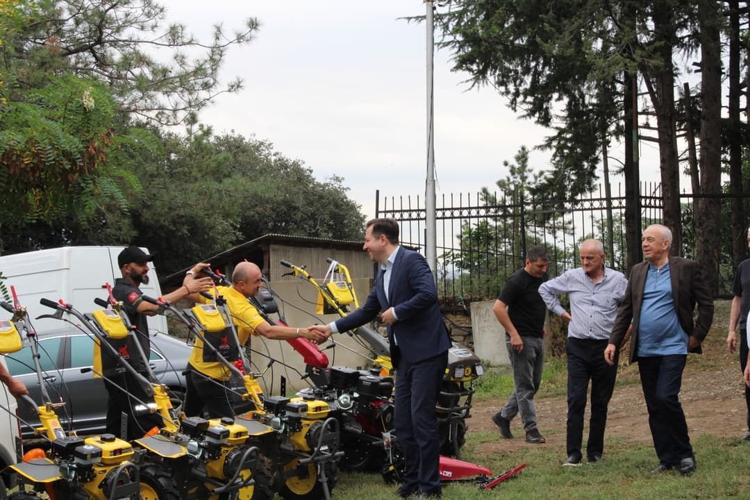 თბილისში აფხაზეთიდან დევნილებს ტექნიკა-დანადგარები გადაეცათ