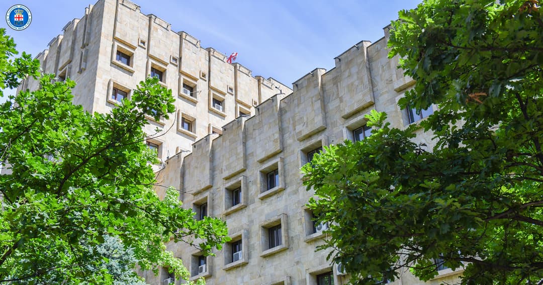 პროკურატურამ მეუღლის და კიდევ 2 პირის განზრახ მკვლელობის  ფაქტზე დაკავებულს ბრალდება წარუდგინა