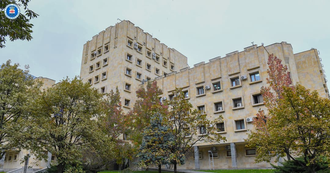 დამამძიმებელ გარემოებებში, ჯგუფურად ჩადენილი განზრახ მკვლელობის ფაქტზე ბრალდებულს 17 წლით პატიმრობა მიესაჯა