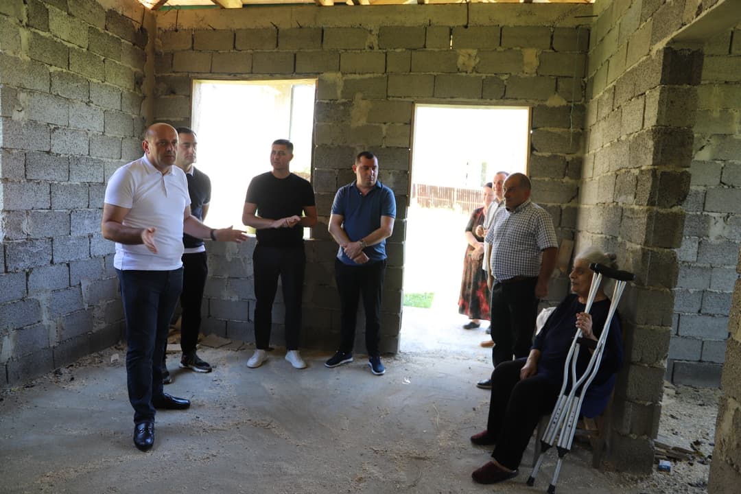 თერჯოლის მუნიციპალიტეტის მერმა სოციალურად დაუცველი ოჯახებისთვის მშენებარე სახლები დაათვალიერა