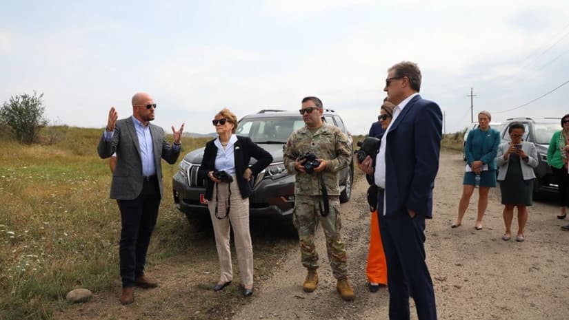 სენატორი ჯინ შაჰინი და კონგრესმენი მაიკ ტერნერი ადმინისტრაციულ გამყოფ ხაზთან იმყოფებოდნენ