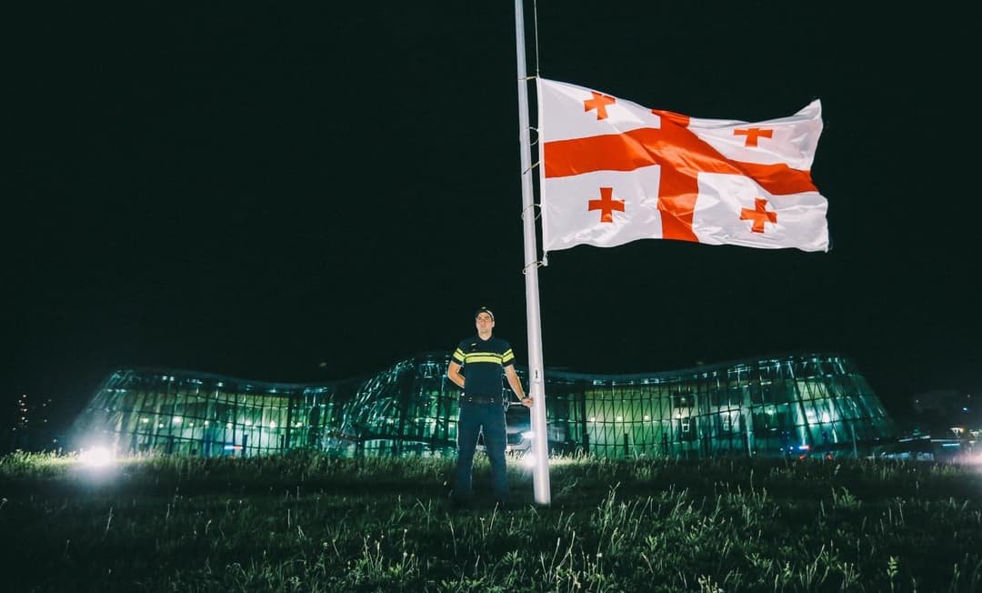 შსს-ს ყველა შენობაზე სახელმწიფო დროშები დაშვებულია