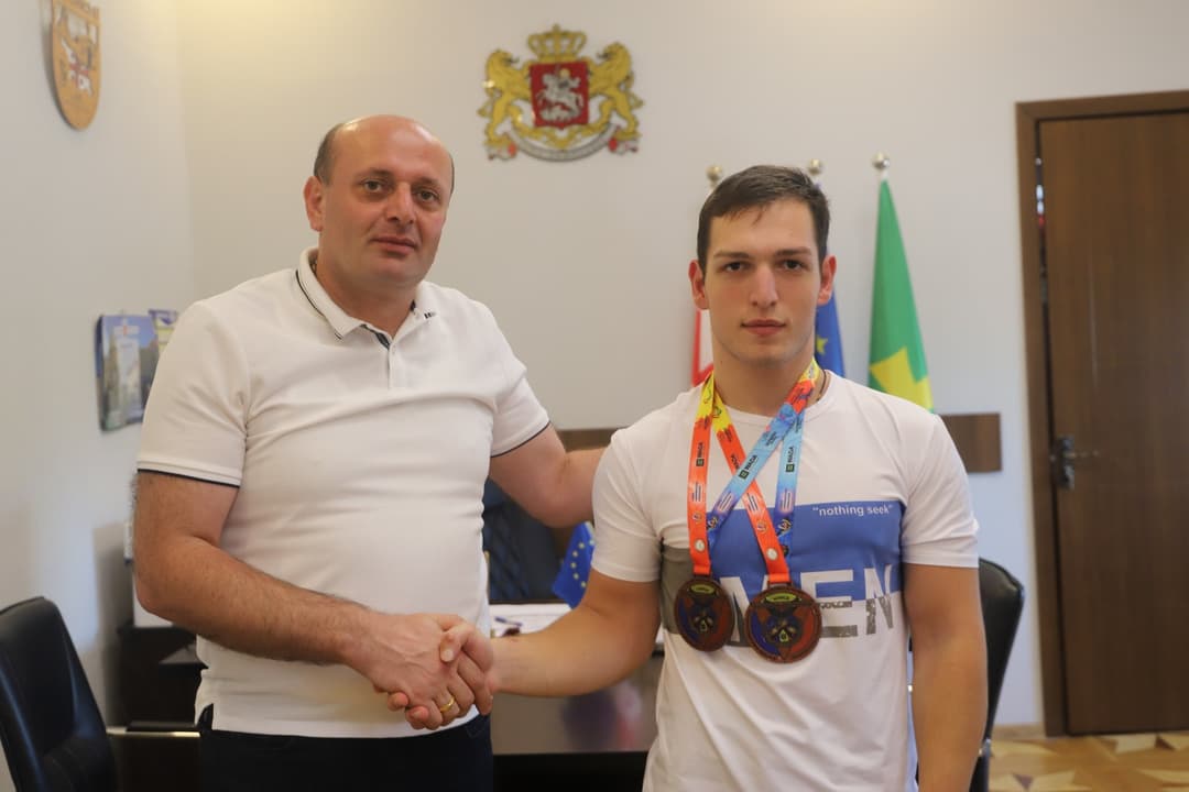თერჯოლის მუნიციპალიტეტის მერი მსოფლიო ჩემპიონატის მესამე ადგილოსან პარამკლავჭიდელ გიორგი სვინტრაძეს შეხვდა