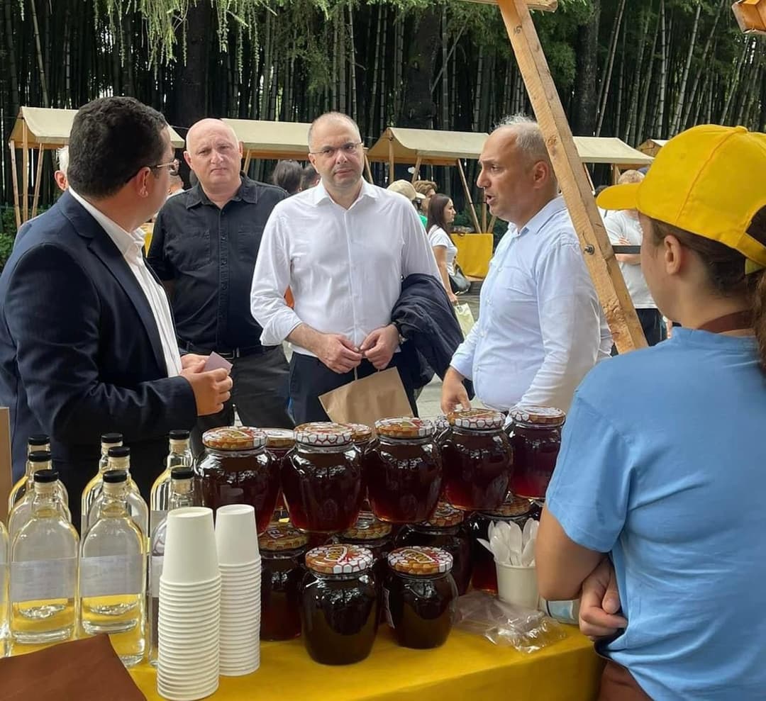 ლევან თევზაია ბათუმში აფხაზეთიდან დევნილი მეწარმეების მონაწილეობით გამართულ თაფლის ფესტივალს დაესწრო