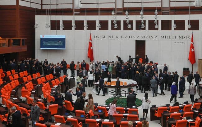 თურქეთის პარლამენტში დეპუტატები ერთმანეთს ფიზიკურად დაუპირისპირდნენ