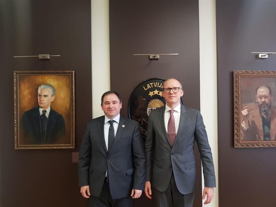 Frontnews image description