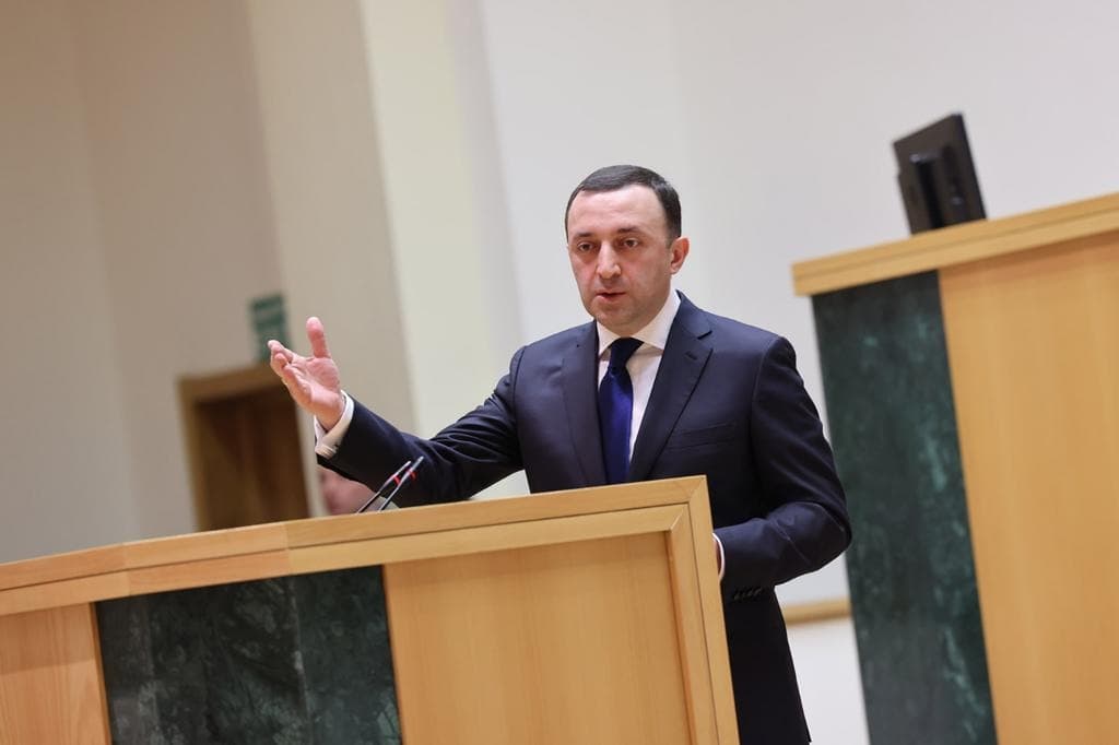 ირაკლი ღარიბაშვილი – გუბაზ სანიკიძე, რომელიც გამოირჩევა უსამართლო, ღვარძლიანი და ბოროტი გამონათქვამებით, ერთ დროს ჩვენი გუნდის წევრი იყო, ოცნებობდა მილიონ დოლარზე და 100 000 დოლარად მიეყიდა სააკაშვილს