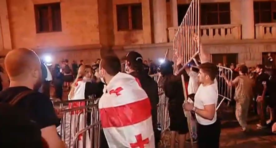 აქციის მონაწილეების ნაწილი პარლამენტთან რჩება