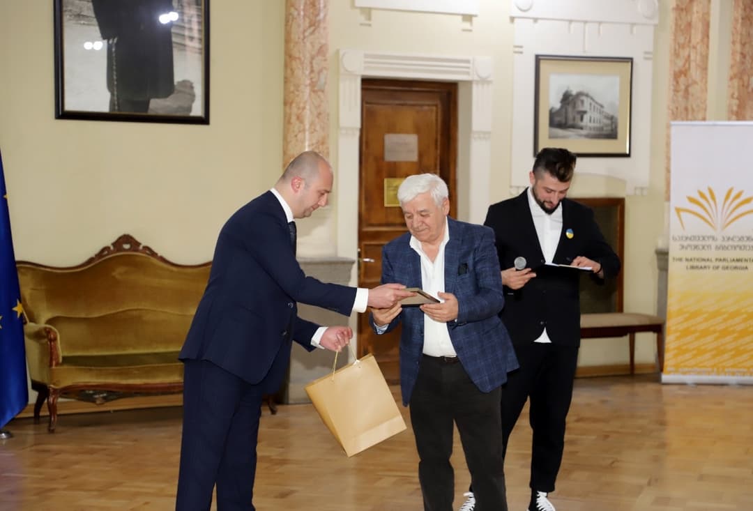 რუსლან აბაშიძემ ღვაწლმოსილი მედიცინის მუშაკები დააჯილდოვა