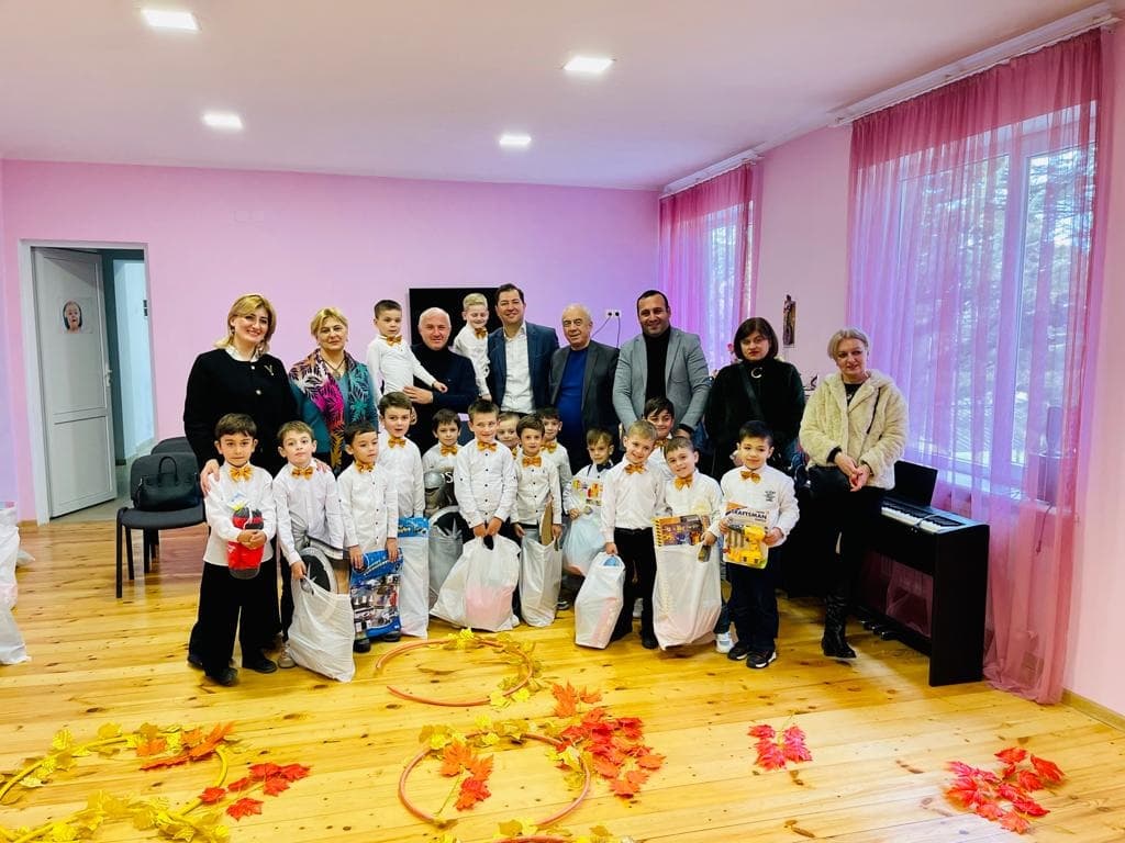 დავით ფაცაციამ ხონში მცხოვრებ აფხაზეთიდან დევნილ ბავშვებს გიორგობის ბრწყინვალე დღესასწაულთან დაკავშირებით საჩუქრები გადასცა