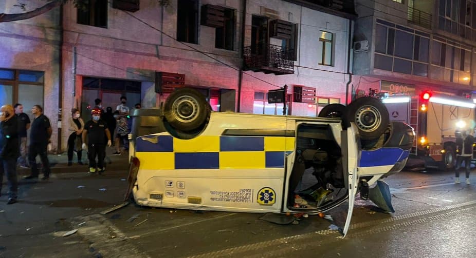 Ambulance overturned after an accident in Tbilisi