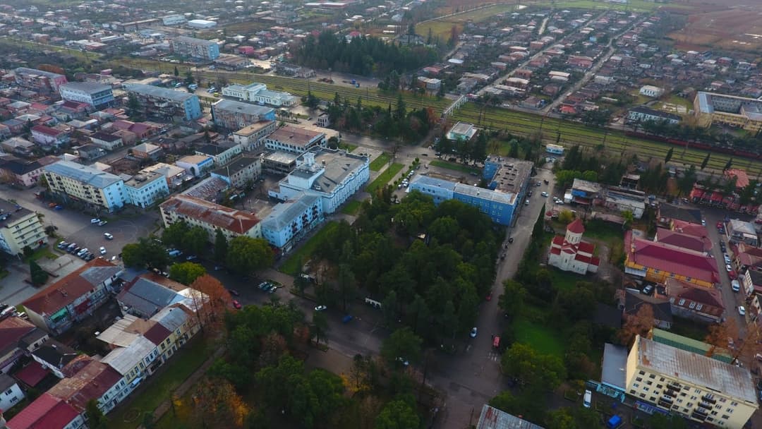 სენაკში განახლებული რეგიონების ფარგლებში სენაკში ცენტრალური სკვერის რეაბილიტაცია მიმდინარეობს