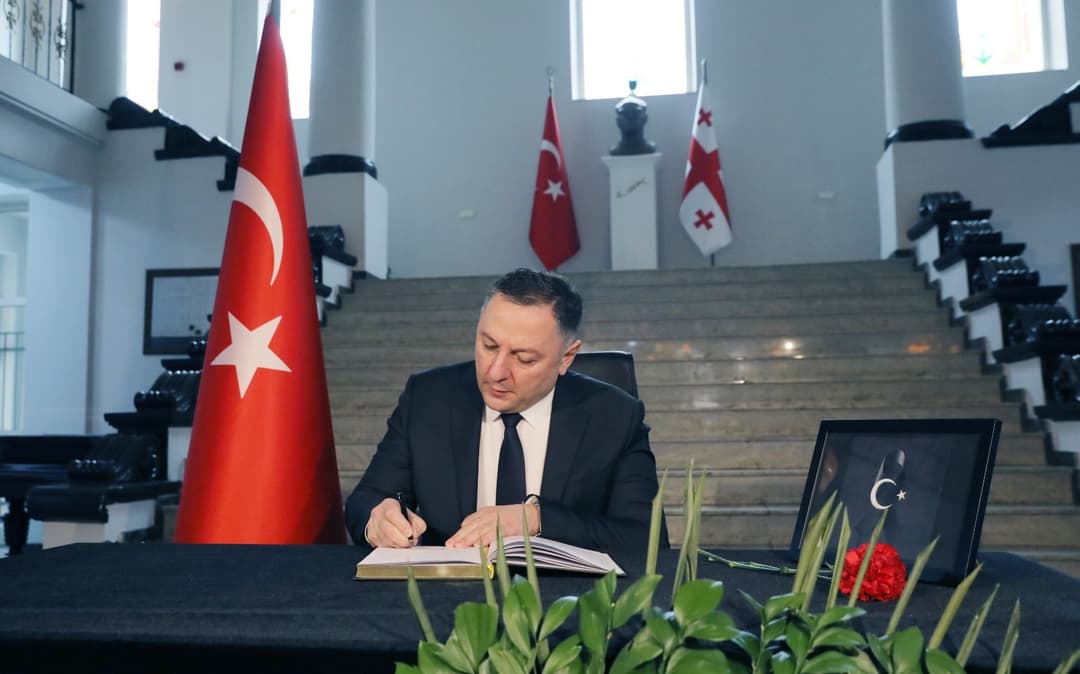 ვახტანგ გომელაურმა თურქეთის საელჩოში გახსნილ სამძიმრის წიგნში ჩანაწერი დატოვა