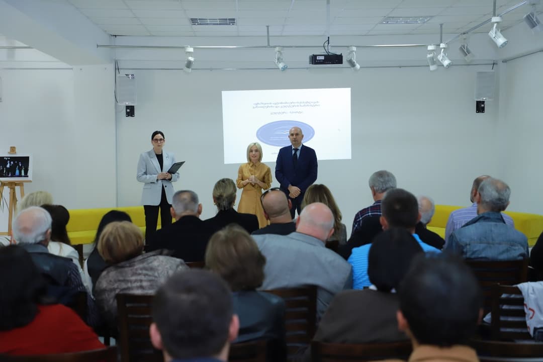 აფხაზეთის მთავრობის წარმომადგენლები კულტურისა და სპორტის სფეროში მოღვაწე დევნილი საზოგადოების წარმომადგენლებს შეხვდნენ