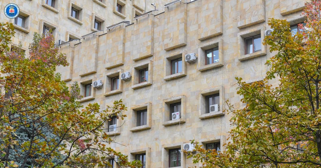 ნაფიცმა მსაჯულებმა ოჯახში ძალადობის და სხვა დანაშაულების ფაქტებზე ბრალდებული დამნაშავედ ცნეს