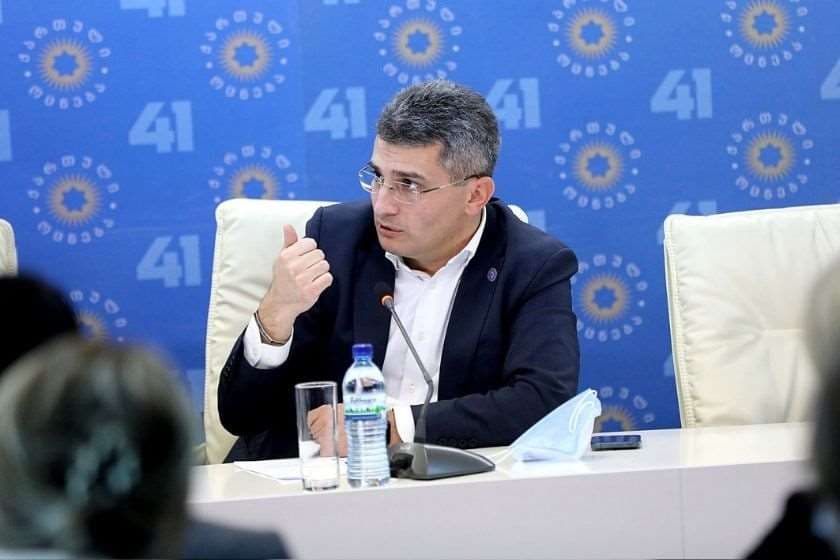 მამუკა მდინარაძე – ექიმთა ჯგუფიდან უმრავლესობა “ნაცმოძრაობის“ აქტიური მხარდამჭერია, ერთ-ერთი აქციებშიც მონაწილეობდა