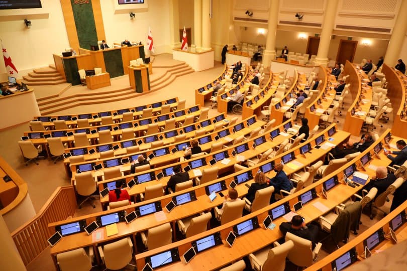 პარლამენტის VIII და IX მოწვევის დეპუტატები განცხადებას ავრცელებენ