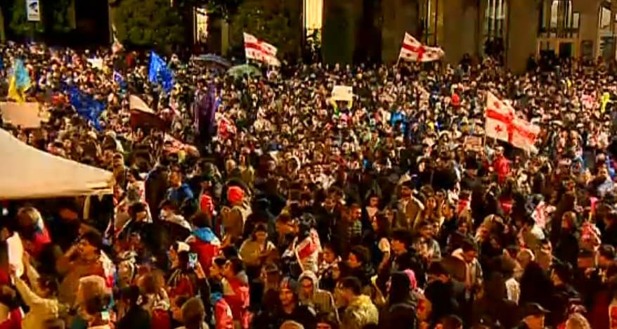 პარლამენტთან საპროტესტო აქცია მიმდინარეობს