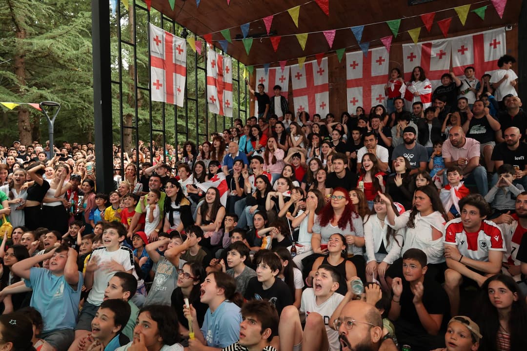 საქართველოს ნაკრებს ბორჯომში, მერაბ კოსტავას სახელობის სკვერში უგულშემატკივრეს