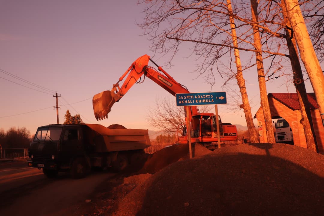 ძველ ხიბულაში ყველა შიდა საუბნო გზის რეაბილიტაცია მიმდინარეობს