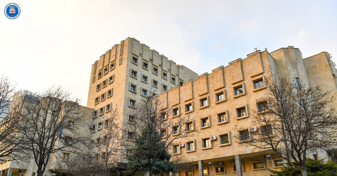 ოჯახში ძალადობის და არასრულწლოვანი გერის გაუპატიურების ფაქტებზე ბრალდებულს 16 წლით პატიმრობა მიესაჯა