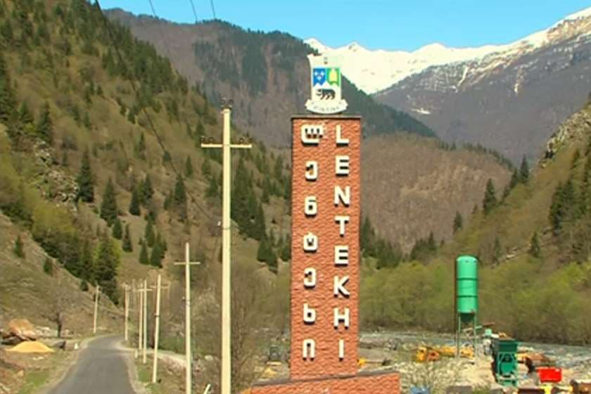 ლენტეხის მერის კაბინეტი დაცხრილეს