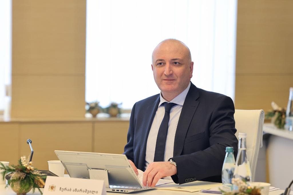 Health minister calls on ambulance staff to raise “adequate” salary demands