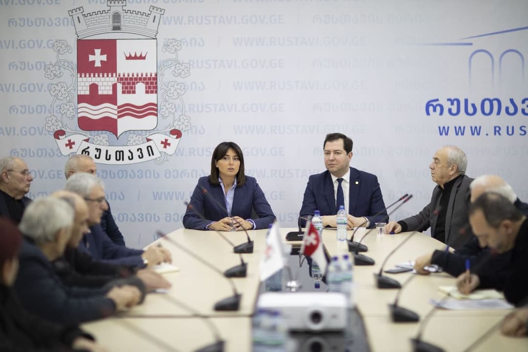აფხაზეთის ავტონომიური რესპუბლიკის მთავრობის წარმომადგენლები რუსთავში ბინათმესაკუთრეთა ამხანაგობებს შეხვდნენ