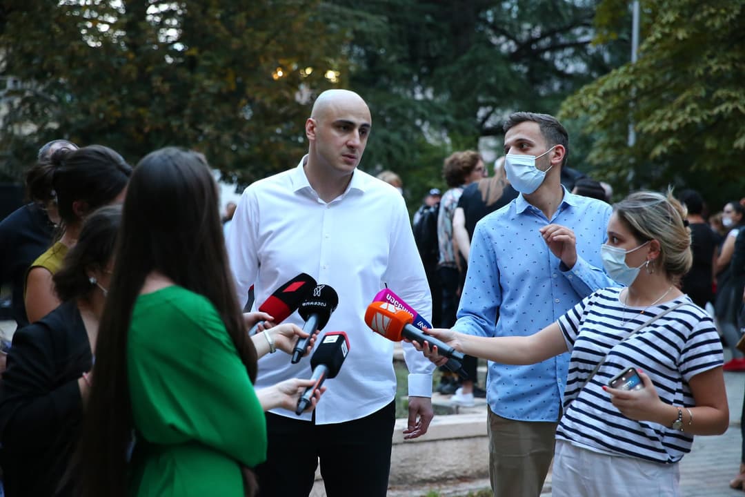 ნიკა მელია – ხელისუფლება, რომელიც 5 ივლისის შემდეგ კვლავ ბედავს, ჟურნალისტს მეორე სართულიდან აგდებს და ამბობს, რომ თავისით გადმოვარდა, არ არის ხელისუფლება