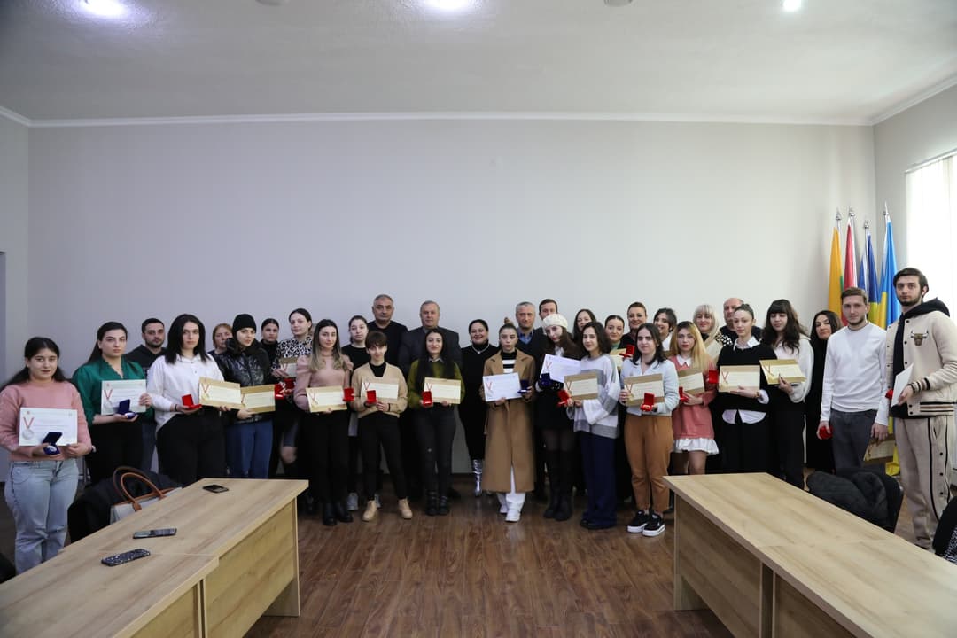 წყალტუბოს მუნიციპალიტეტის მერიაში წლის კურსდამთავრებულ მედალოსანთა დაჯილდოების ცერემონია გაიმართა