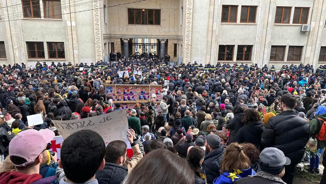 პარლამენტთან საპროტესტო აქცია მიმდინარეობს
