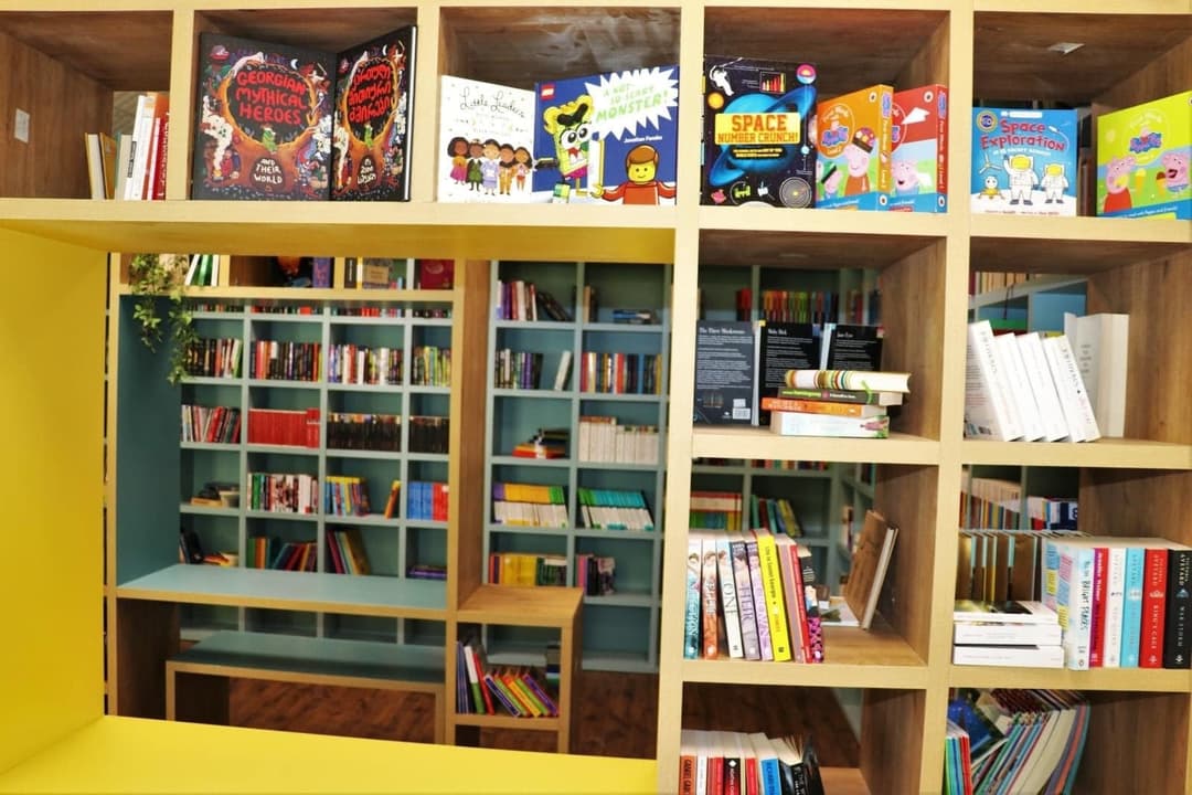 ონის სიმონ სხირტლაძის სახელობის საჯარო სკოლაში თანამედროვე ტექნოლოგიებით აღჭურვილი კომპიუტერული ლაბორატორია და ბიბლიოთეკა გაიხსნა