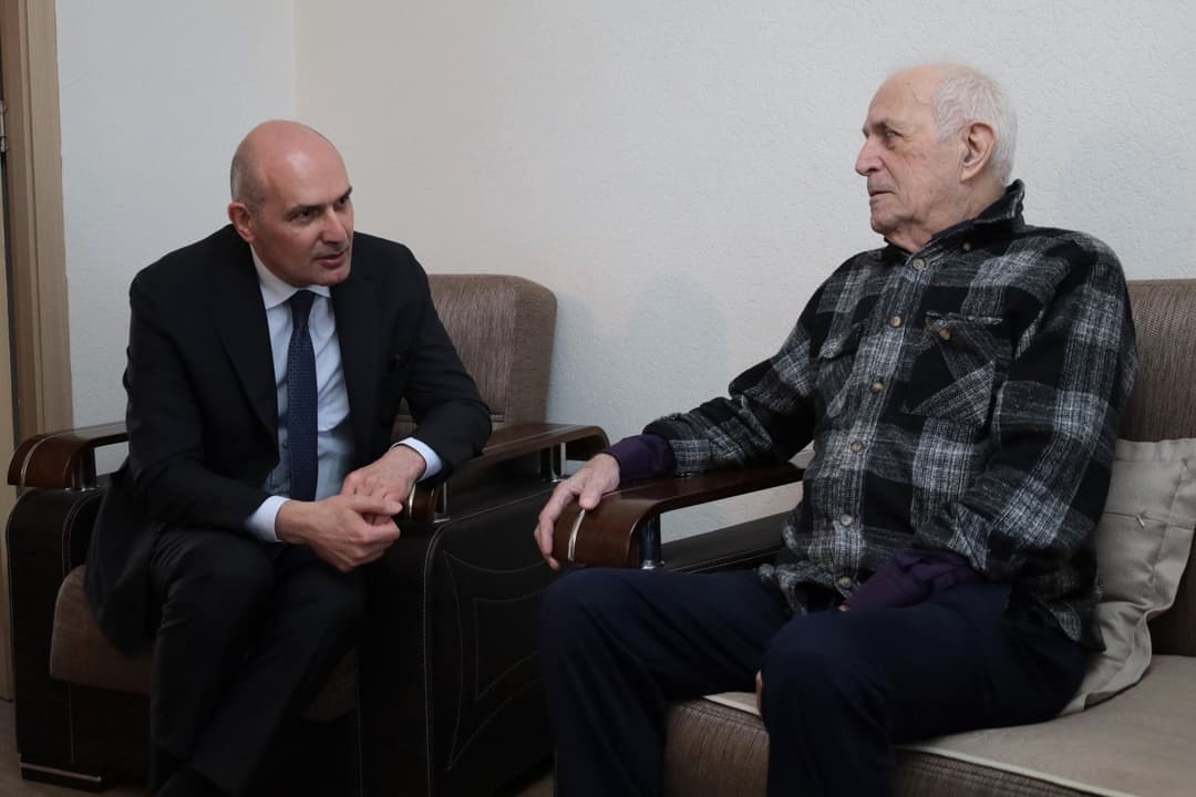 რუსლან აბაშიძემ აფხაზეთიდან დევნილ ოჯახებს სააღდგომო ნობათი გადასცა