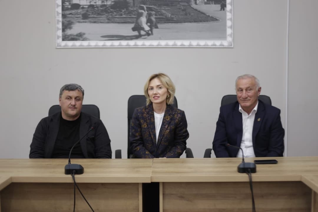 ანზორ მარგიანმა და ნანა გაბელიამ წყალტუბოში დევნილ მოზარდთა სამოქალაქო ჩართულობის სივრცე გახსნეს