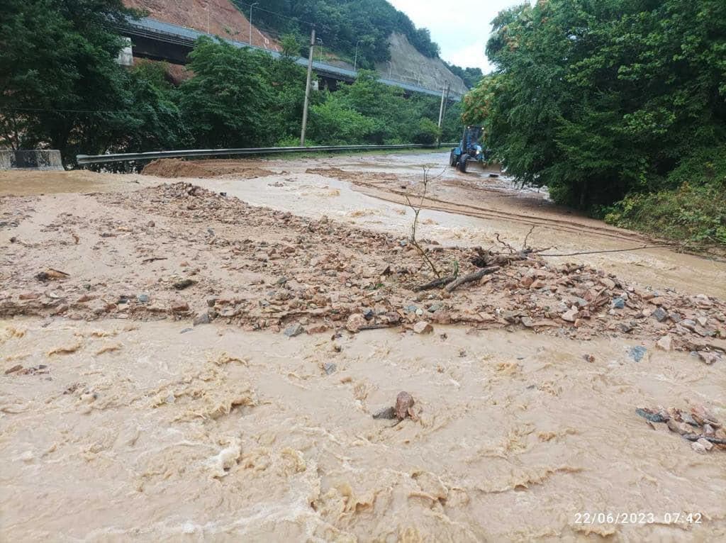Land falls on Rikoti pass connecting east-west Georgia