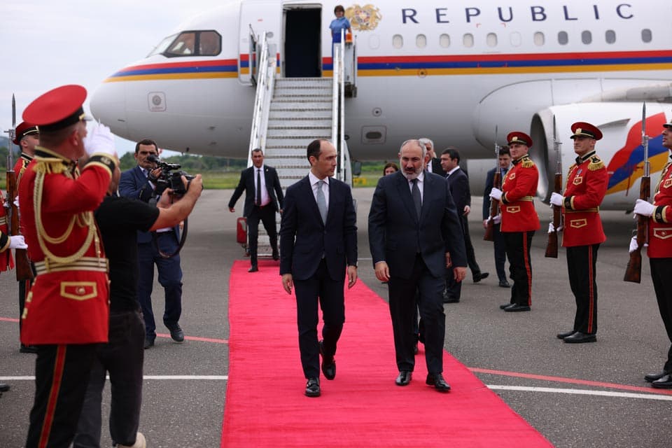 Armenian PM arrives in Georgia