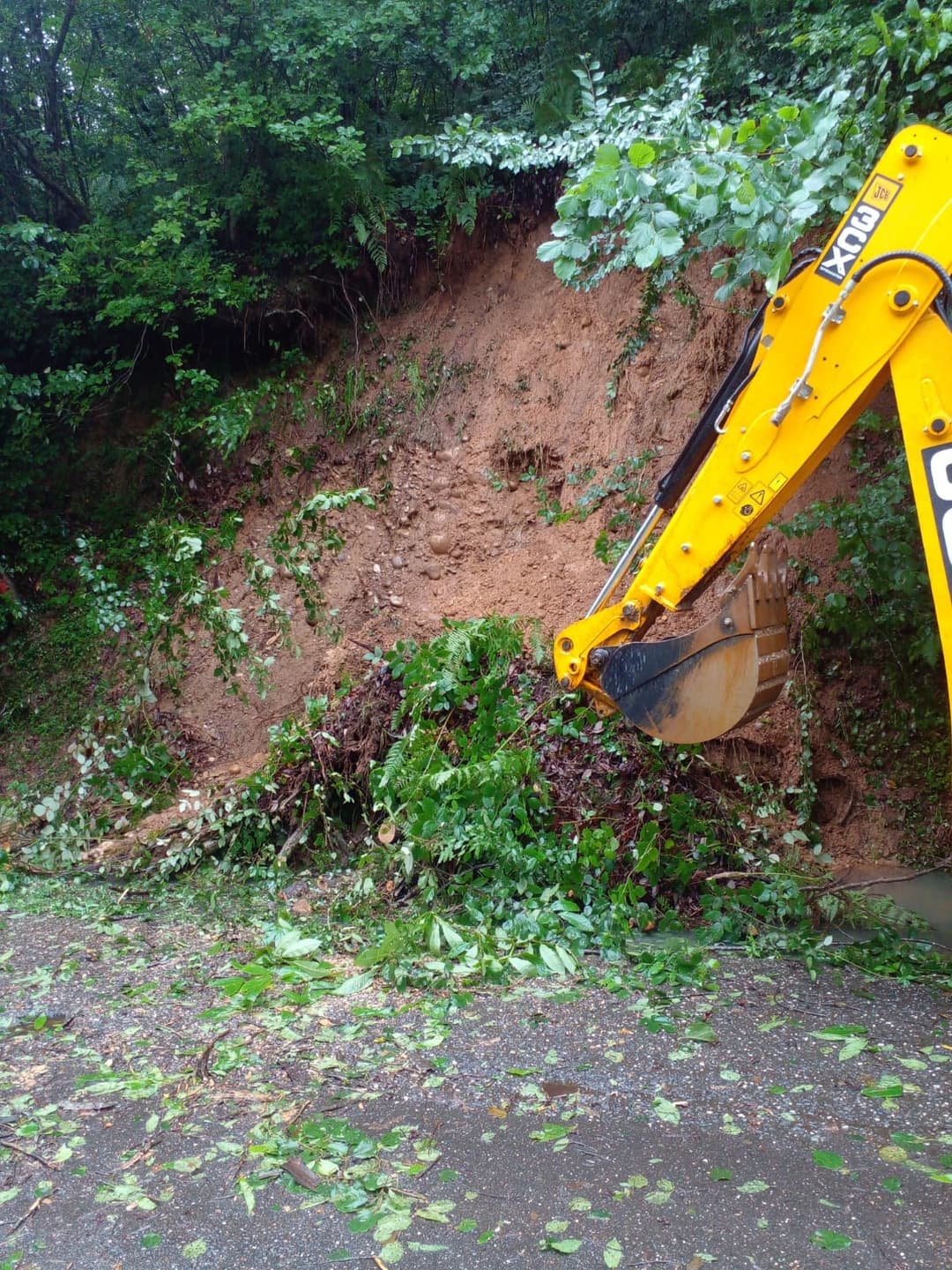 სოფელ ნაკიფუში ცენტრალურ გზაზე მეწყერი ჩამოწვა