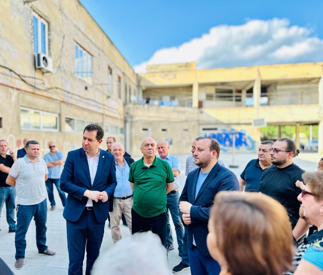 აფხაზეთის მთავრობის წარმომადგენლები თბილისის დევნილთა განსახლების ობიექტებზე მიმდინარე სარემონტო-სარეაბილიტაციო სამუშაოებს გაეცნენ