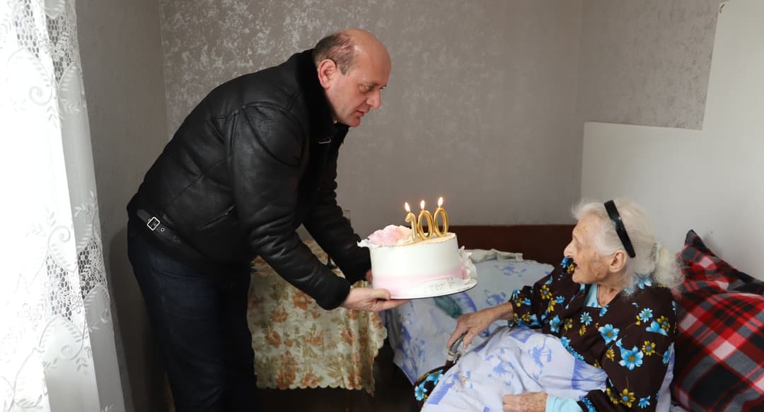 თერჯოლის მუნიციპალიტეტის მერმა 100 წლის ანნა ჩიხლაძეს იუბილე მიულოცა