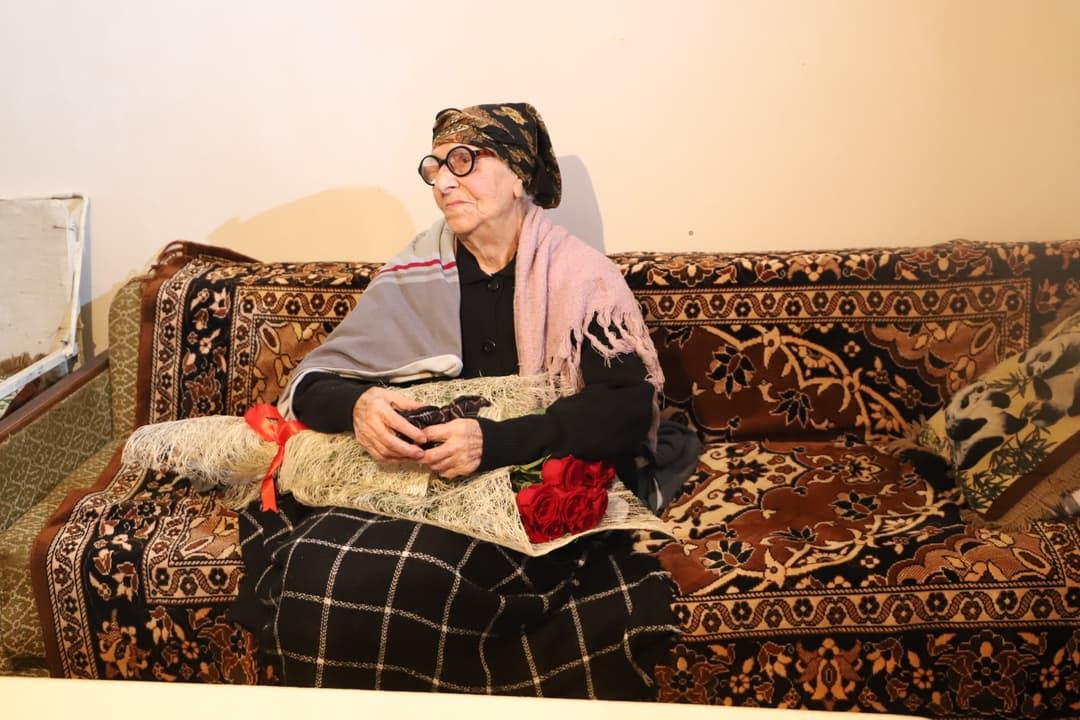 თერჯოლის მერმა სოფელ საზანოში მცხოვრებ ციცინო ცხელიშვილს 100 წლის იუბილე მიულოცა