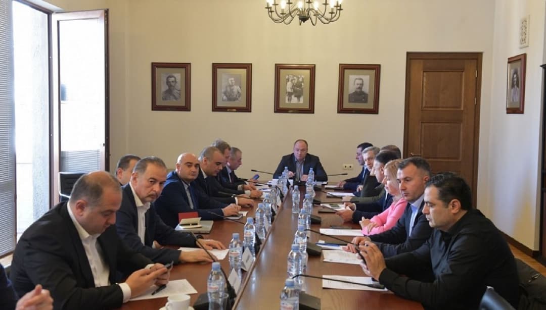 თავდაცვისა და უშიშროების კომიტეტში დაზვერვის სამსახურის უფროსს მოუსმინეს