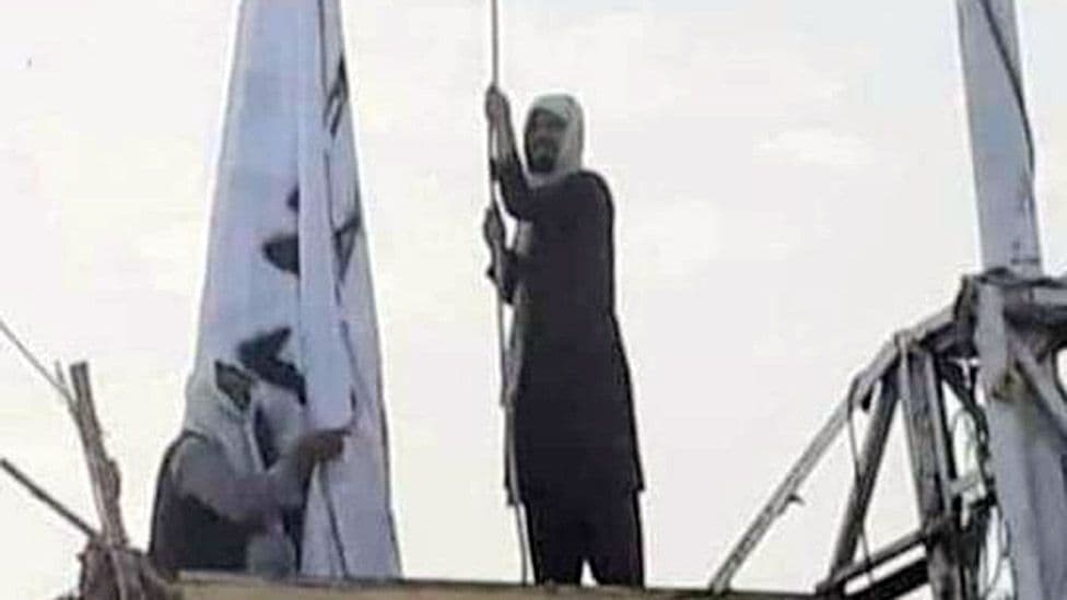 Taliban flag raised above border crossing with Pakistan